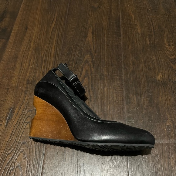 Tsubo Black High Heel Wedges with Ankle Strap - Picture 2 of 4